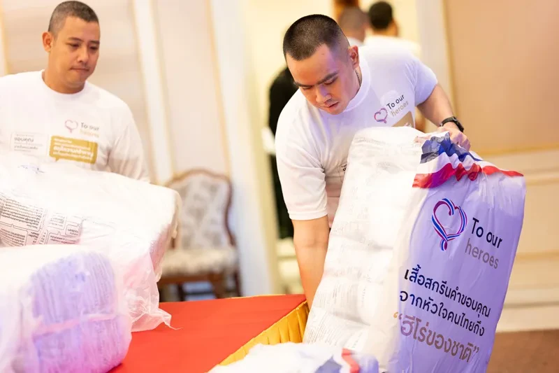 เซ็นทรัลพัฒนา ขอเป็นตัวแทนคนไทย ส่งกำลังใจถึงแนวหน้า มอบเสื้อ สกรีนคำขอบคุณจากหัวใจคนไทยถึง “ฮีโร่ของชาติ”