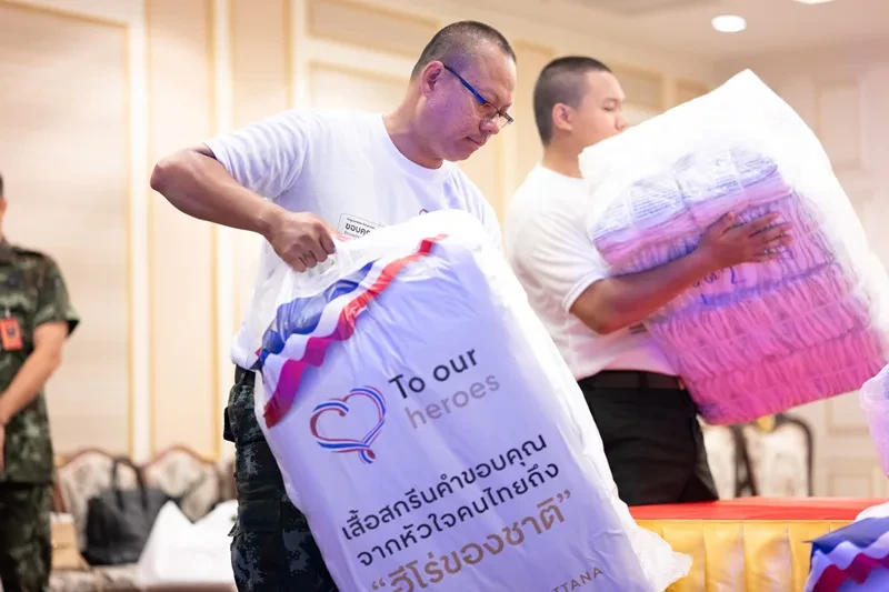 เซ็นทรัลพัฒนา ขอเป็นตัวแทนคนไทย ส่งกำลังใจถึงแนวหน้า มอบเสื้อ สกรีนคำขอบคุณจากหัวใจคนไทยถึง “ฮีโร่ของชาติ”