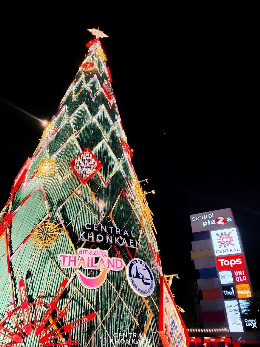 Central Pattana champions Thai local wisdom through creative collaboration —“Kak-Christ-Mud”, the Silk Mudmee Christmas tree, wins top prize at the Creative Excellence Awards 2025