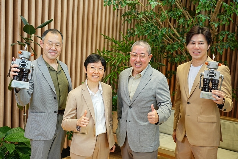 Cental Pattana presents awards to partner brands participating in power consumption reduction program ‘Green Partnership’, highlighting Central Pattana as sustainable organization