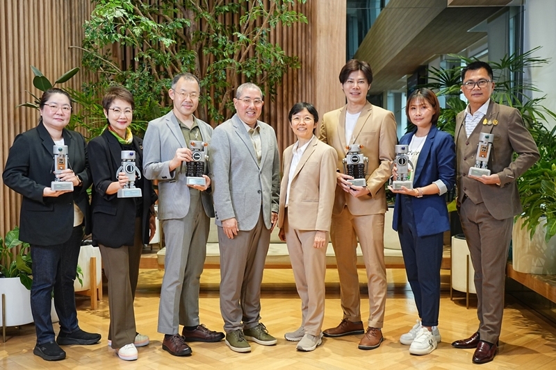Cental Pattana presents awards to partner brands participating in power consumption reduction program ‘Green Partnership’, highlighting Central Pattana as sustainable organization